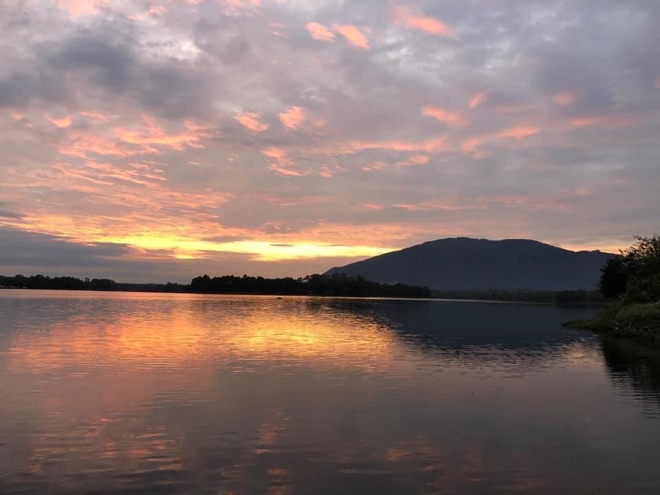 Hồ Núi Le at dusk, reference photo